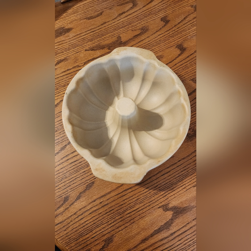 Pampered chef stoneware bundt pan family heritage collection